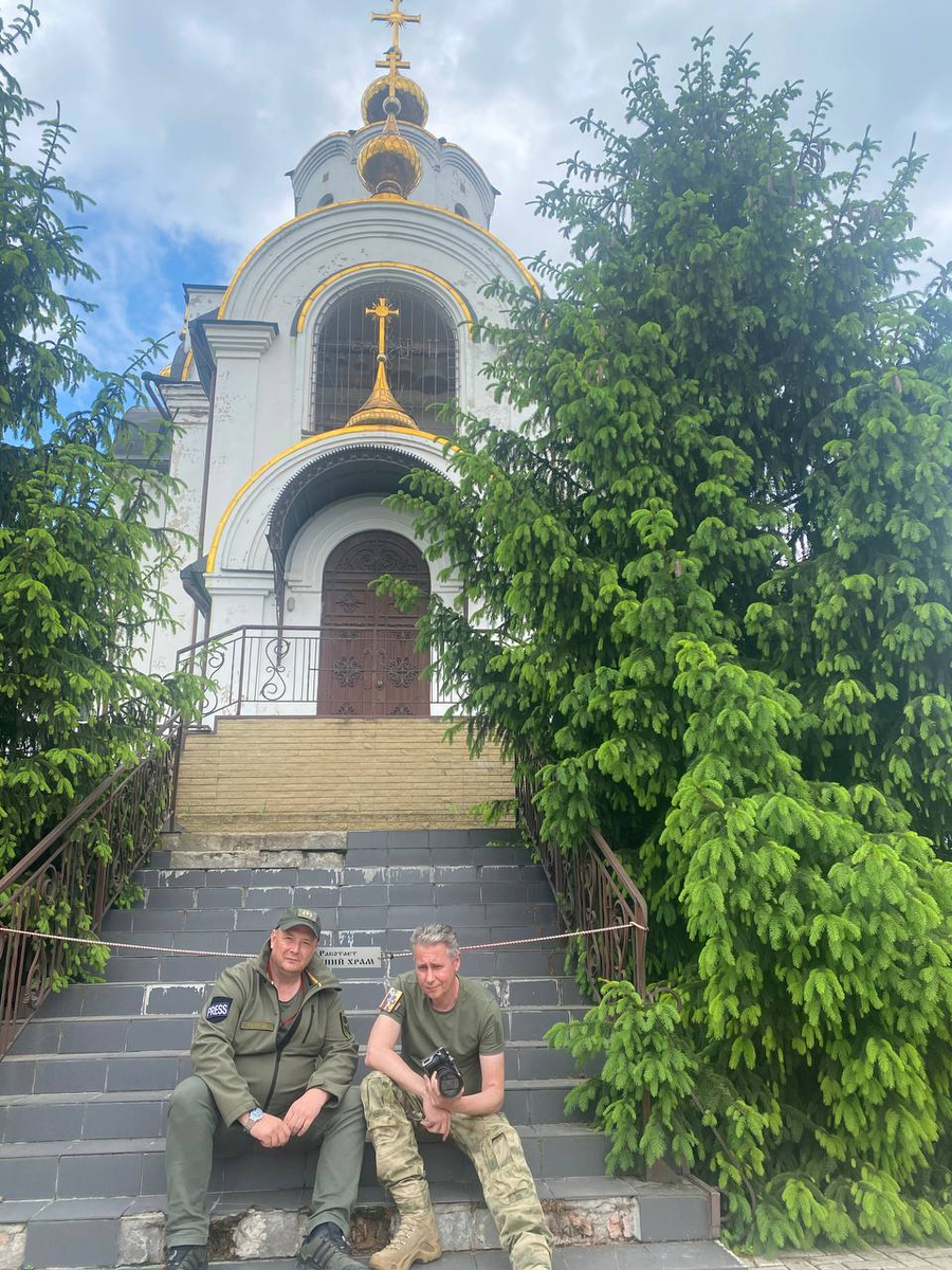 автор на пороге храма во время съёмок фильма 2023