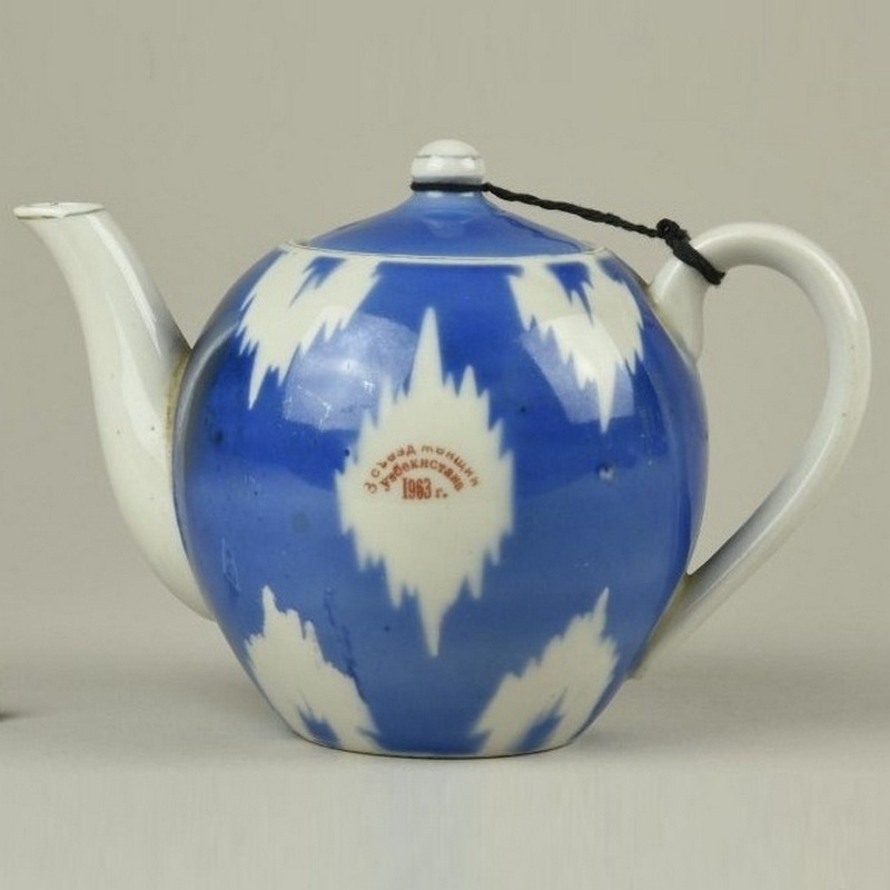 Чайник. 1963. Ташкент. Высота 12,6 см. Государственный исторический музей / 10717 фф. Госкаталог: 18697066.