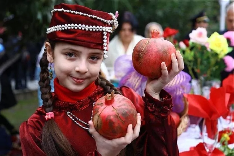 Азербайджан для многих кажется одновременно знакомым и недоступным: хотя новости часто сообщают о событиях в этой стране, она все еще остается для многих россиян территорией, покрытой тайнами.