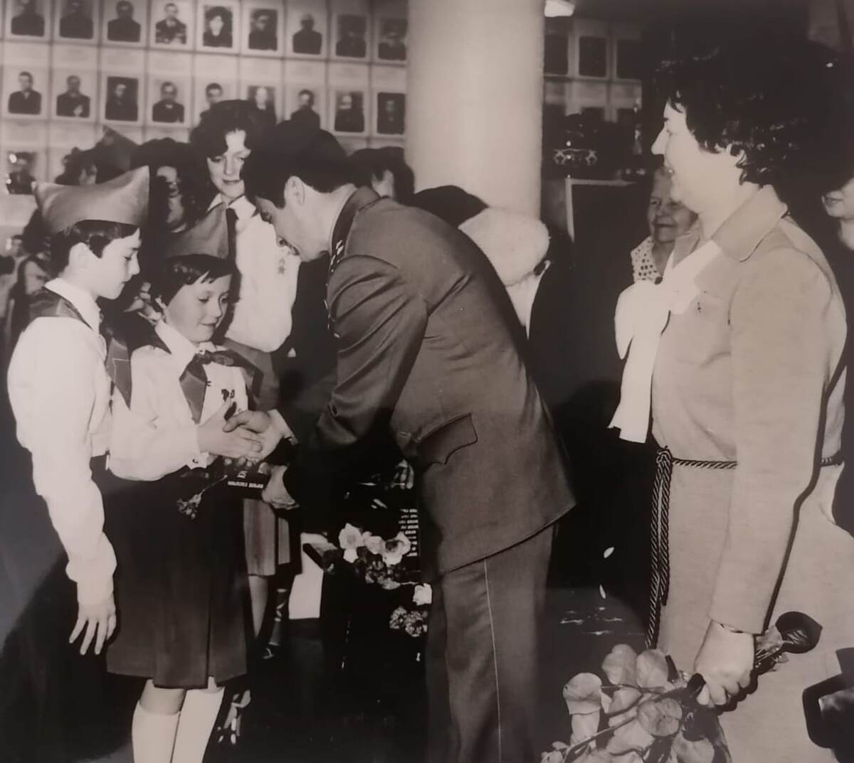 22 апреля 1982 года. Музей Космонавтики. Звездный городок. В.Д. Зудов вручает мне подарок -книгу про Ю.А. Гагарина в честь вступления в пионеры.