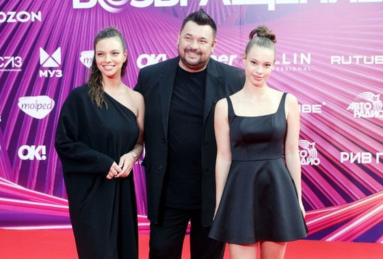    Сергей Жуков с супругой Региной и дочкой Никой