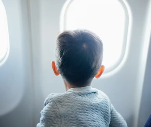 Поначалу ребёнка будет развлекать наблюдение за небом, но это ненадолго. Источник: Unsplash