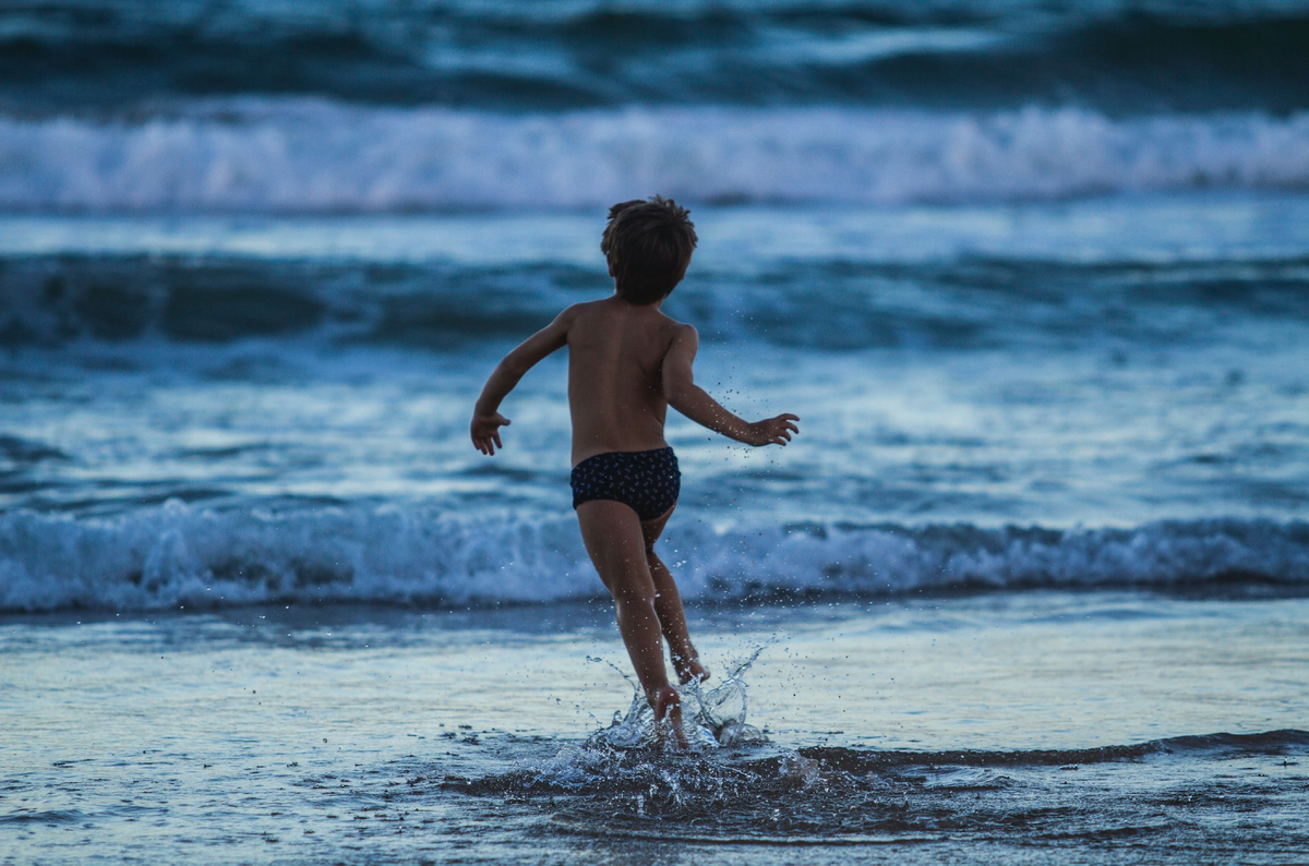 Ни на секунду не упускайте ребёнка из поля зрения, когда он купается. Источник: Unsplash