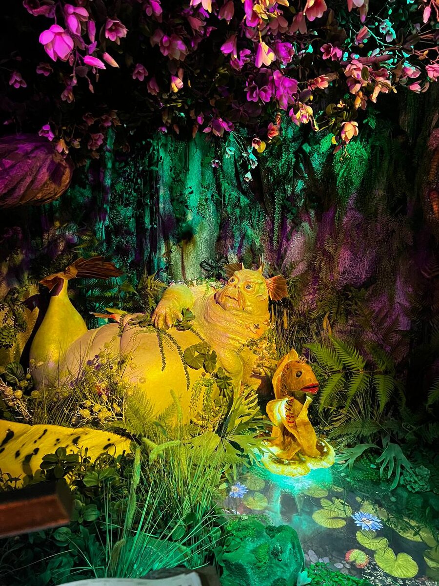 У экспонатов музея есть информационные таблички — можно прочитать, персонаж из какой сказки перед вами. Фото из личного архива 