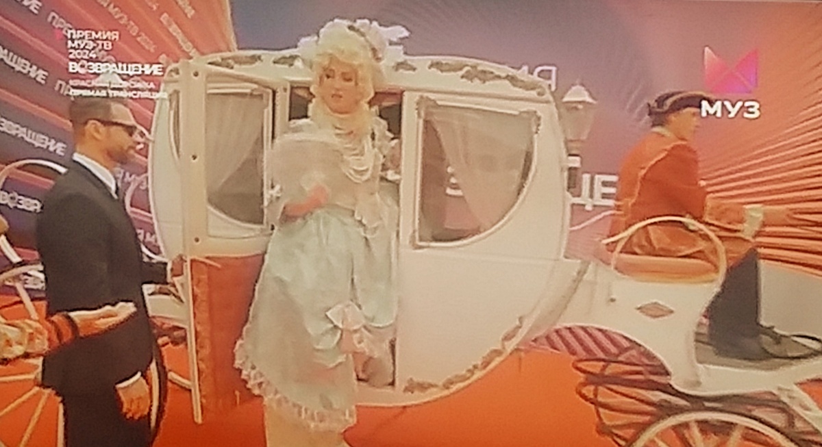 Бузова на карете, Самойлова в коробке Озон и другие яркие выходы звёзд на премии МУЗ-ТВ 2024