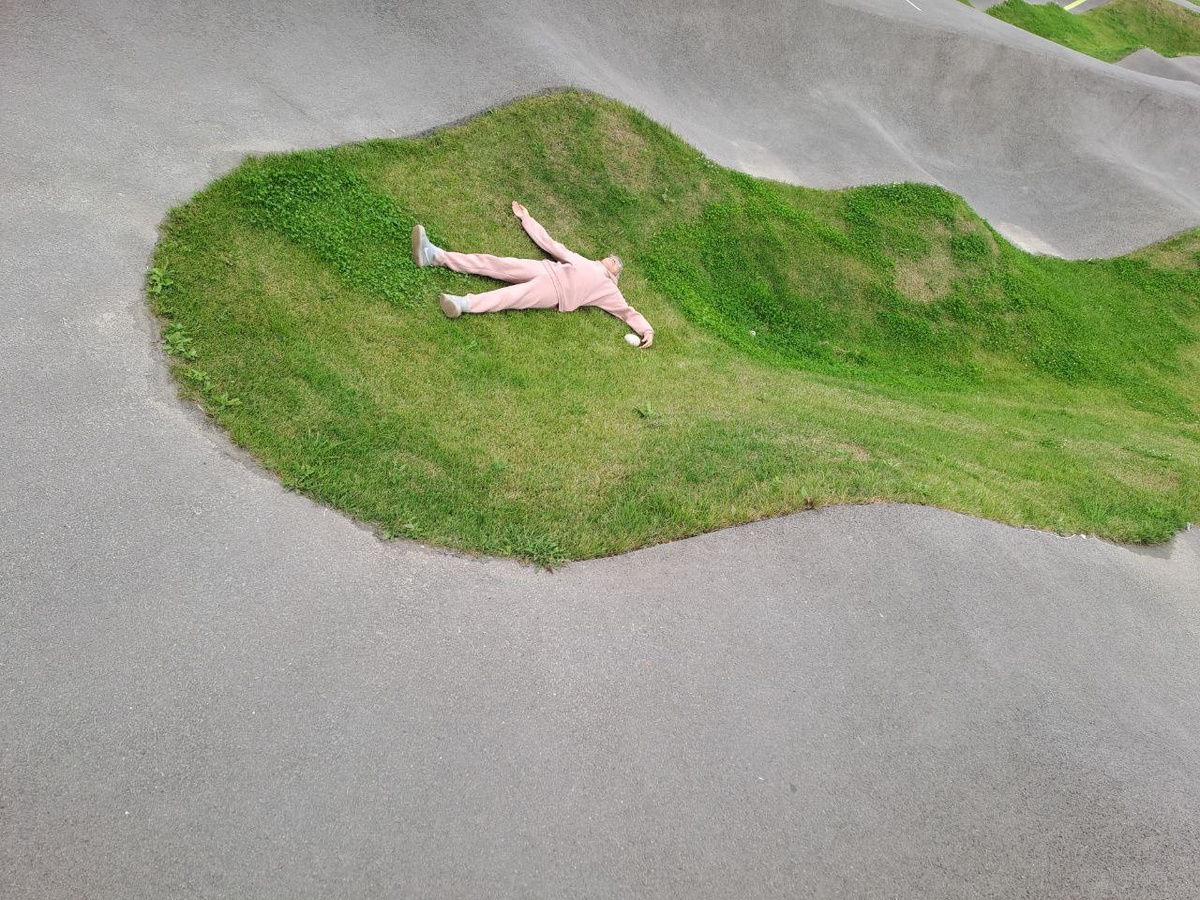 Может мужикам уже наконец перестать лицемерить и изображать из себя "героев", когда они не вытягивают даже на "посредственность". Может пора честно стать перед зеркалом и ответить на вопрос, а достоин ли я быть отцом и главой семьи?