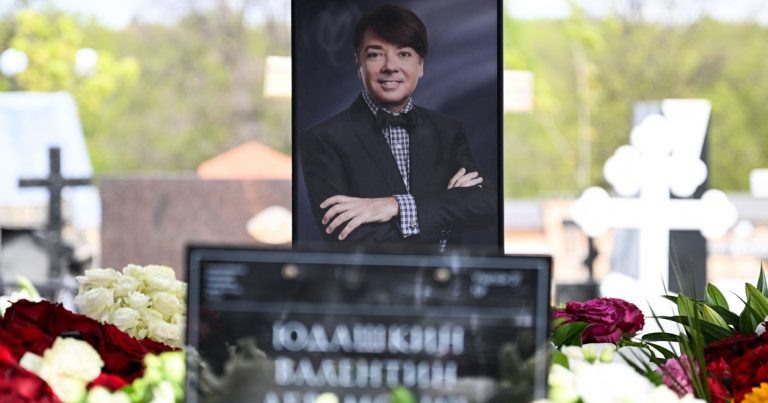 Памятник поставят на могиле легендарного российского модельера, скончавшегося в мае прошлого года, об открытии сообщает ТАСС.
