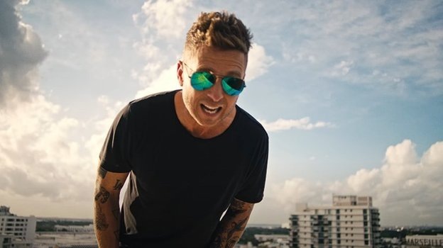    Солист группы OneRepublic Райан Теддер в клипе песни Fire.Кадр видео YouTube-канала Meduza