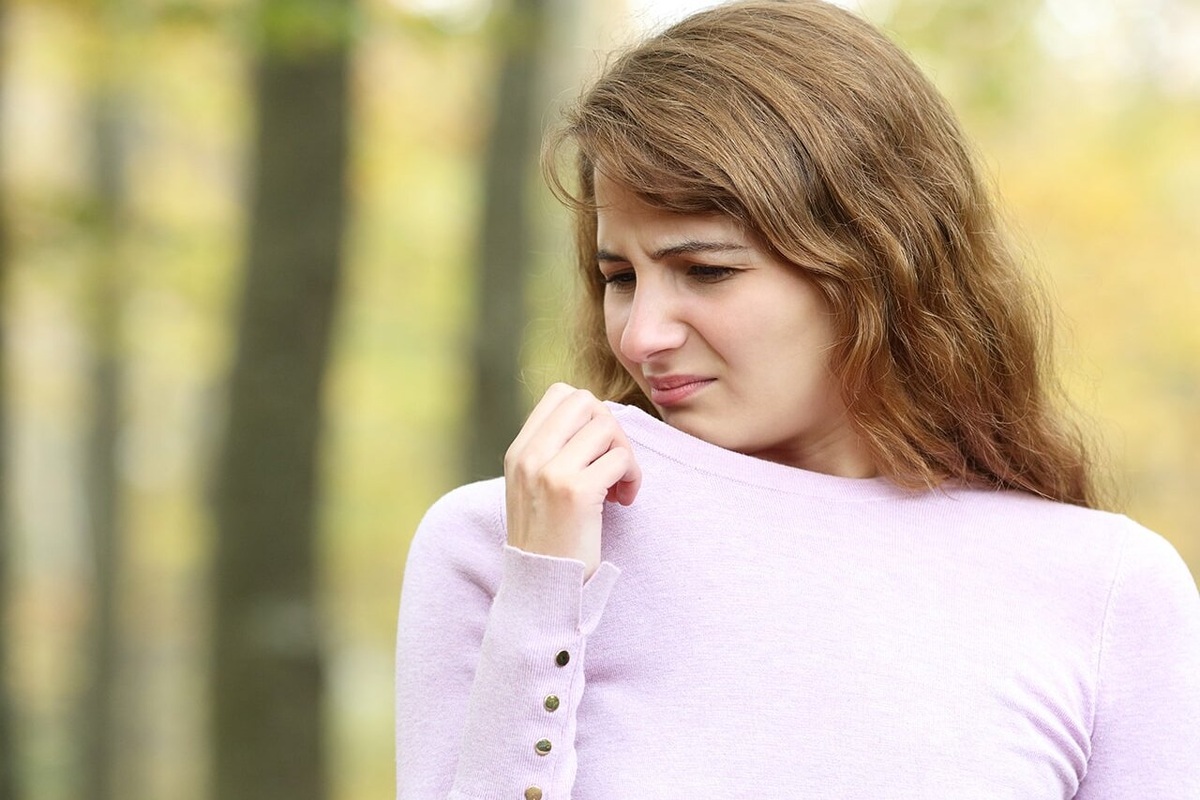     Как избавить одежду от запахов, не стирая ее: 10 хитрых трюков, которые пригодятся дома и в отпуске