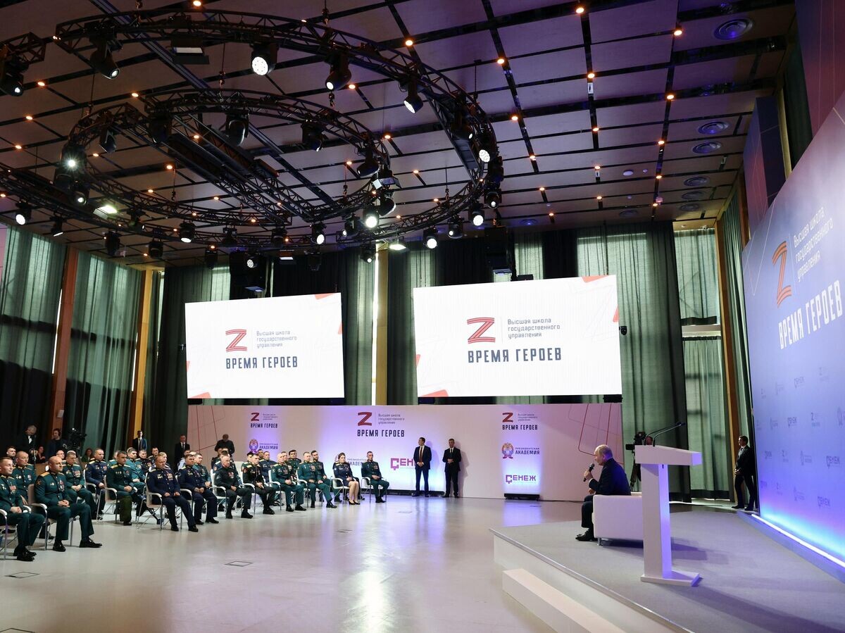    Президент РФ Владимир Путин во время встречи с участниками специальной кадровой образовательной программы "Время Героев" в мастерской управления "Сенеж"© РИА Новости / POOL