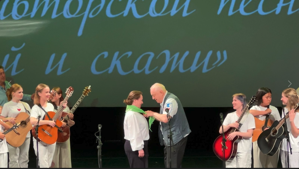 Никитин повязывает галстуки - случайно на сцену попал...