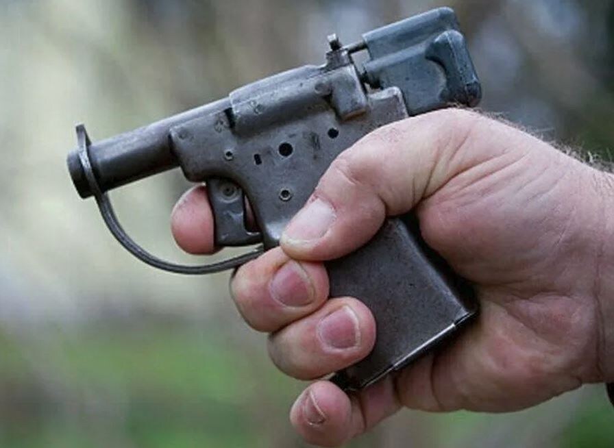 FP-45 Liberator был создан в США во время 2-ой мировой войны, как простой и дешёвый однозарядный пистолет с гладким стволом.