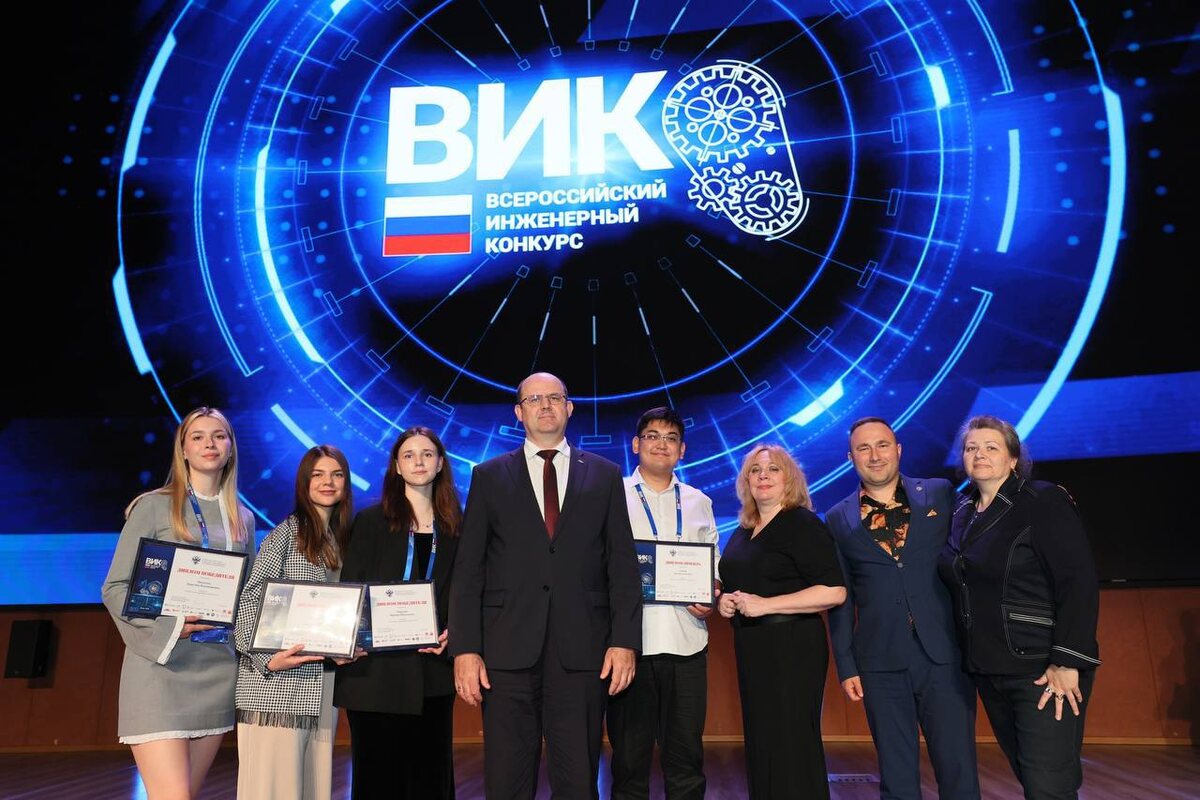Победители ВИК - Масычева Кристина, Татарчук Диана, Морозова Варвара. Ректор НИЯУ МИФИ Шевченко Владимир Игоревич. Призёр ВИК - Саяков Данияр. Проректор НИЯУ МИФИ - Весна Елена Борисовна. Научный руководитель, к.э.н., доцент ИФТЭБ НИЯУ МИФИ - Леонов Павел Юрьевич. Директор ИФТЭБ НИЯУ МИФИ, к.э.н., доцент - Норкина Анна Николаевна