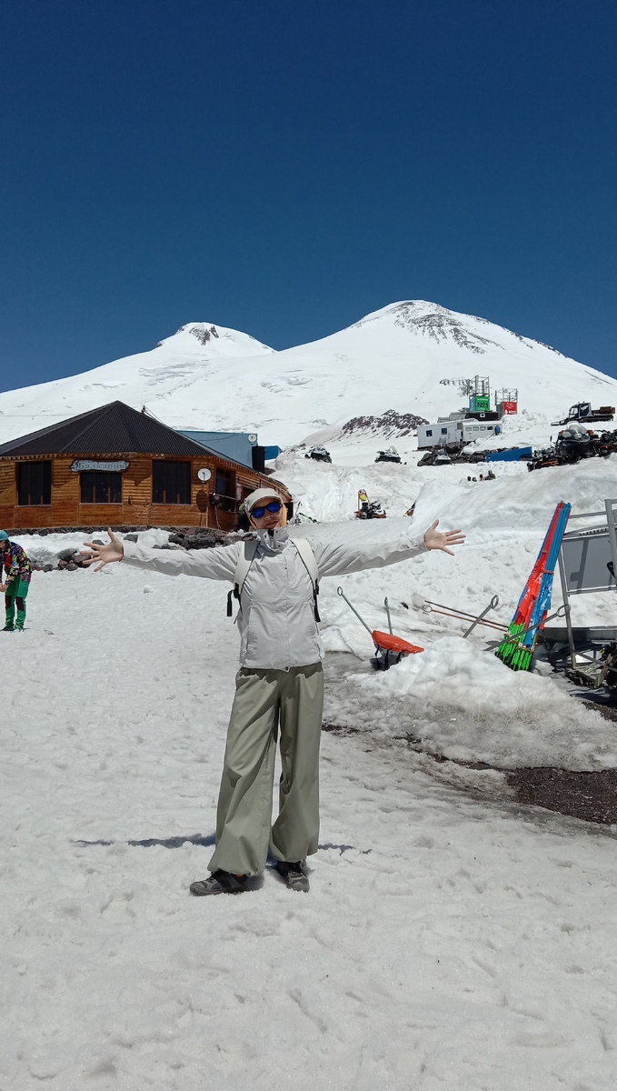 У подножия Эльбруса на станции канатной дороги Гара-Баши