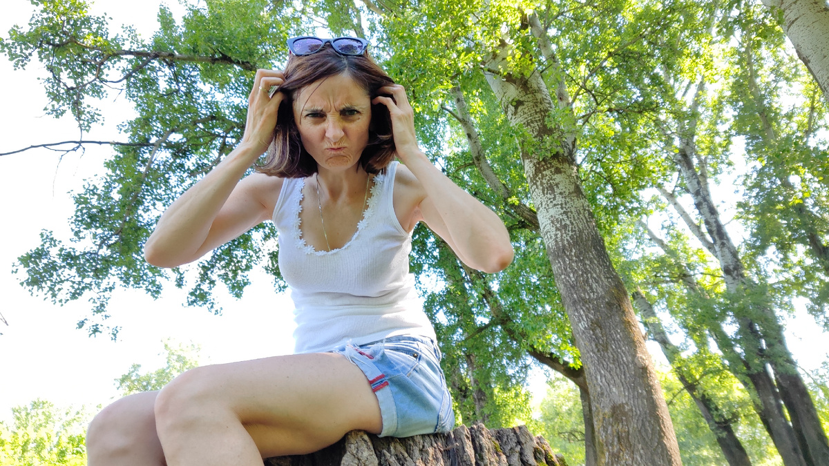 Злюсь, хорошо, что это просто на камеру. В МФЦ я такая не была