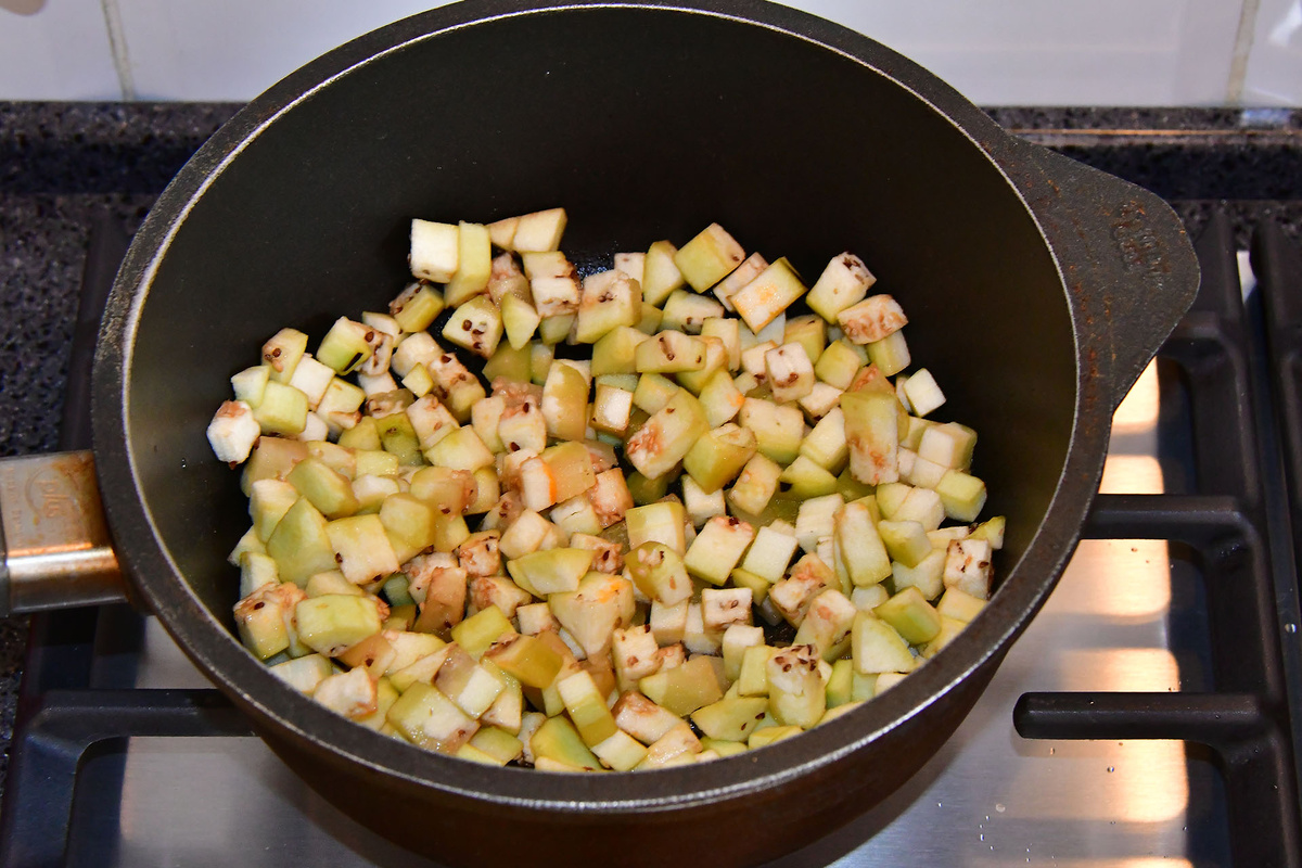 Обжариваем баклажаны