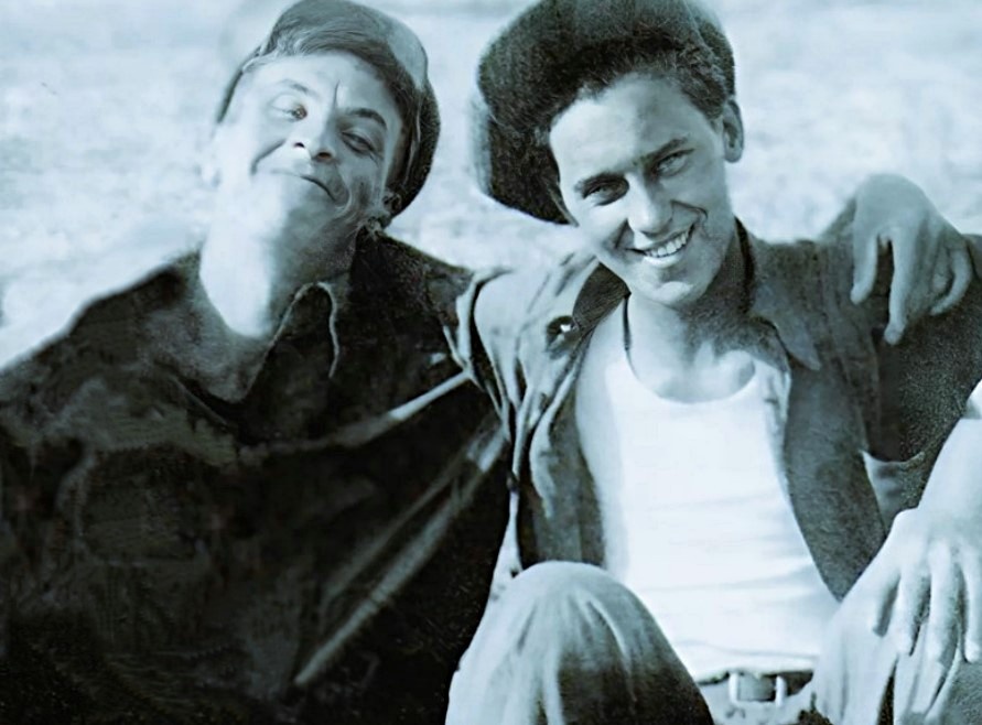 Герой повествования (справа) в компании неизвестного мужчины.