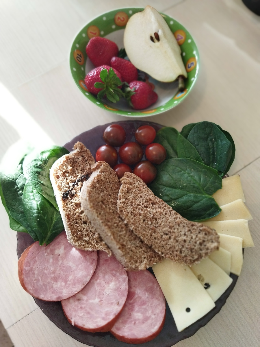 Хлеб домашний на кефире с отрубями, сыр, ветчина и зелень с овощами. Дополнила фруктами. 