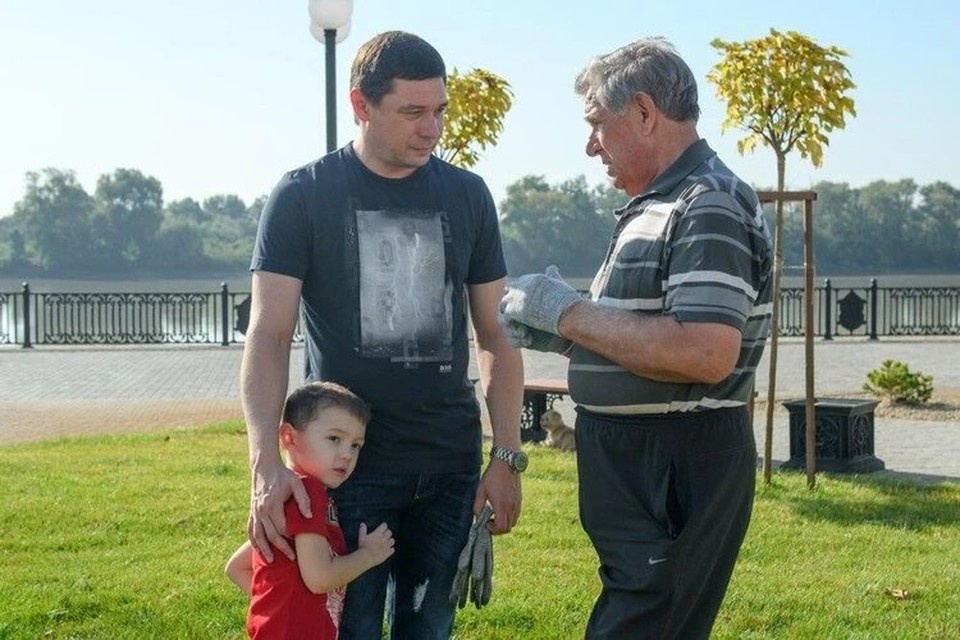    Евгений Первышов с сыном Георгием в сентябре 2019 года Фото: krd.ru