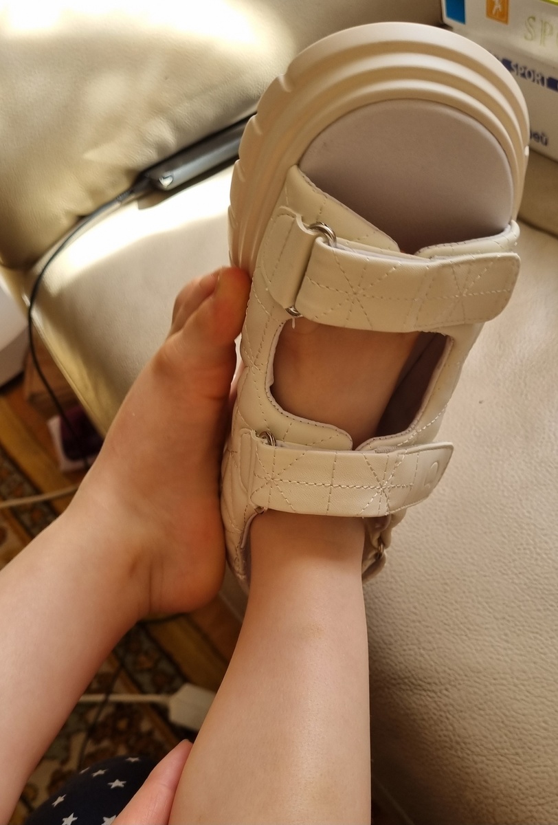 Тут он даже линкины сандалики примерял, да с размером неувязочка вышла)