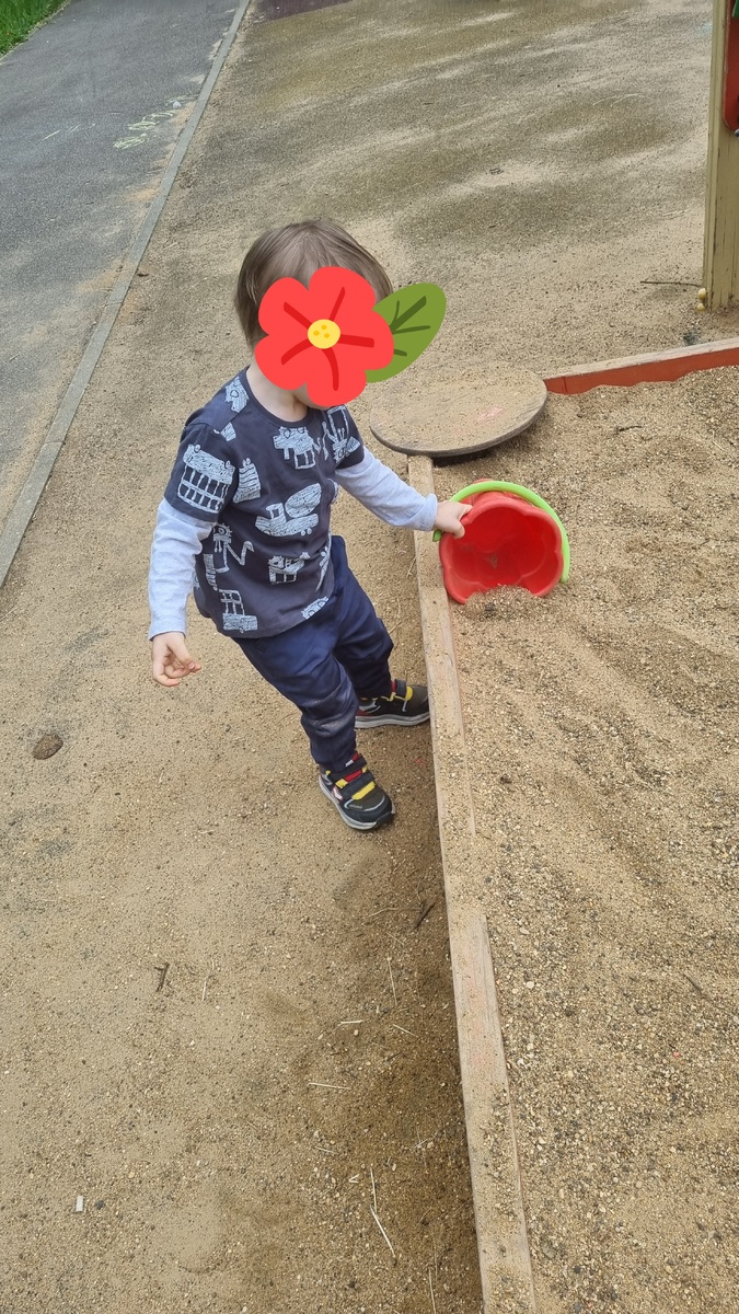 Первый раз после слез очутились в песочнице. С собой игрушки для песка в тот раз не взяли, но местное ведро было весьма кстати.