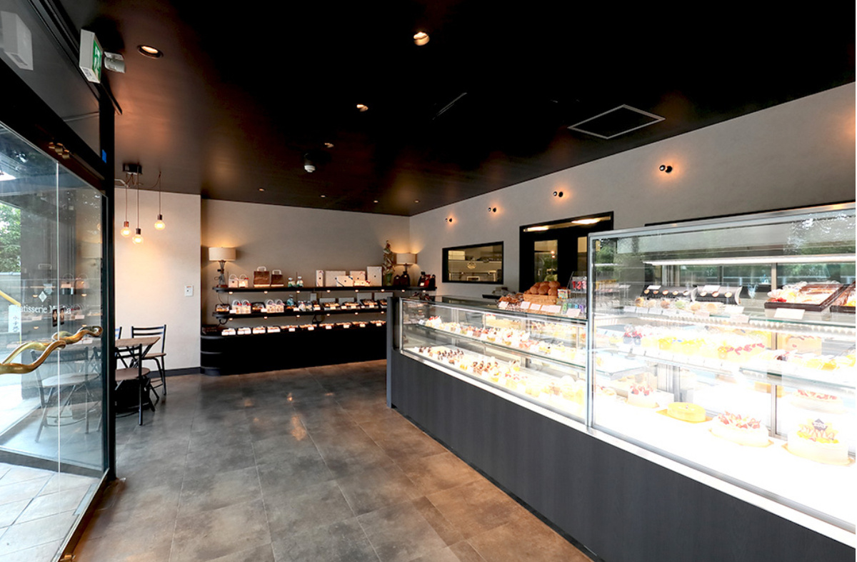 Окна в кондитерской, за которыми цех. Часть скрыта за прилавком. Обзор в живую очень хороший.