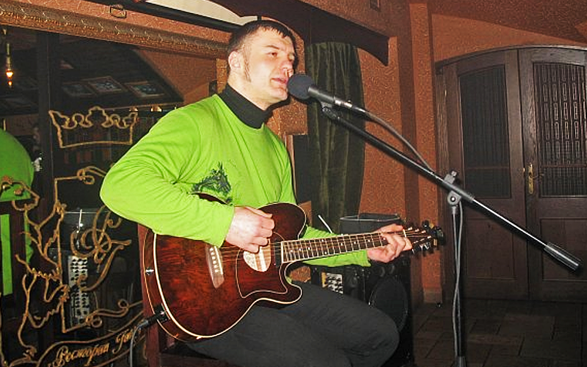 Николай - самородок, истинный музыкант-самоучка, страсть к музыке у которого зародилась еще в юношеские годы