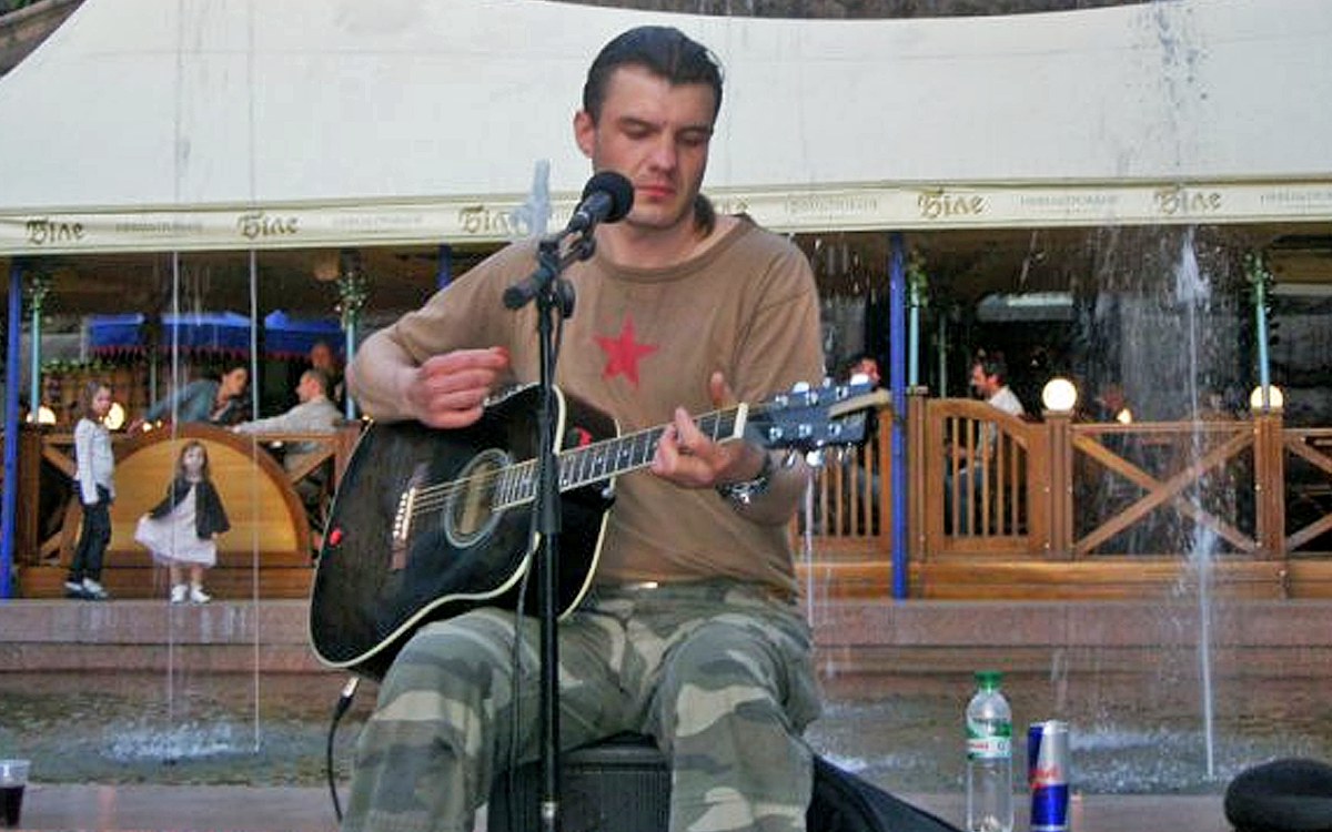 Николай - самородок, истинный музыкант-самоучка, страсть к музыке у которого зародилась еще в юношеские годы