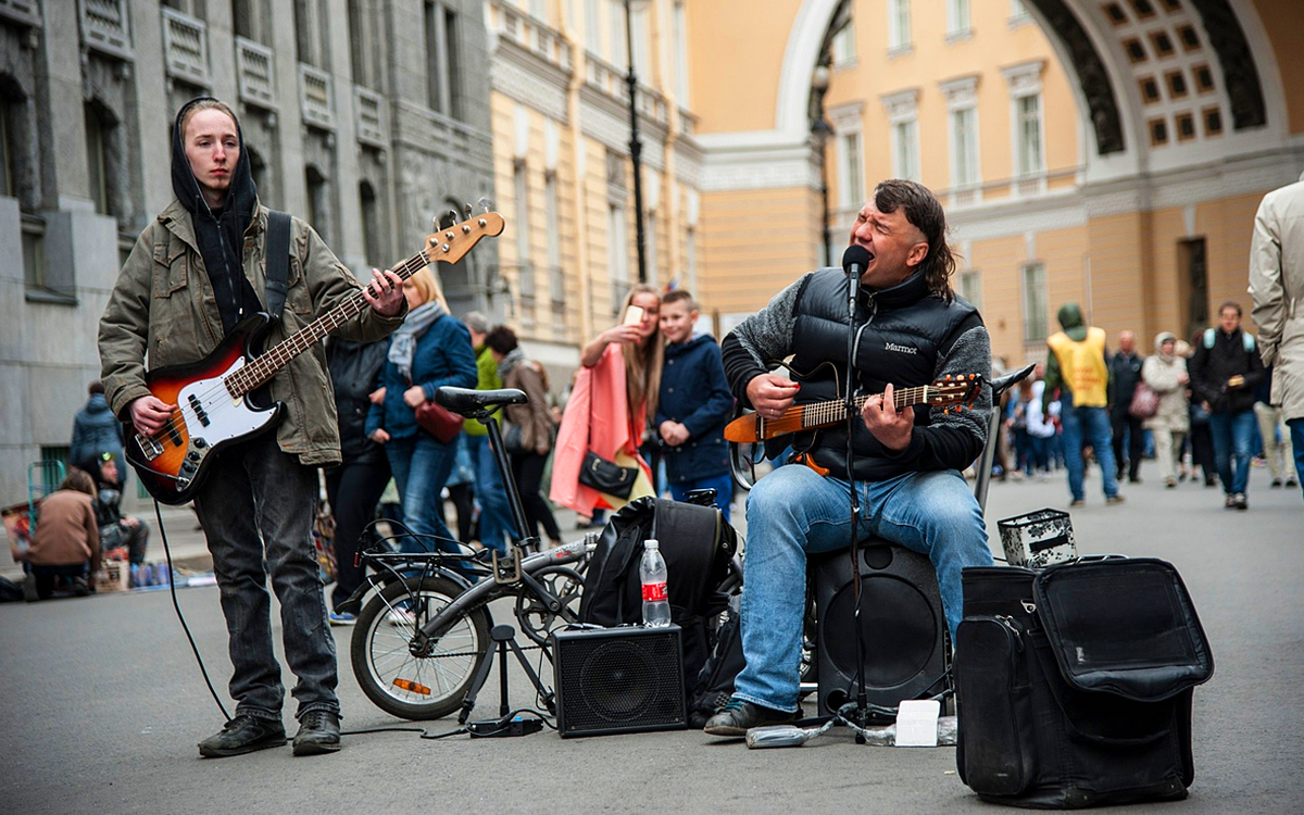 Свобода, музыка и честный заработок: история самого известного уличного музыканта Санкт-Петербурга