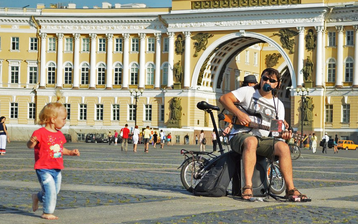 Свобода, музыка и честный заработок: история самого известного уличного музыканта Санкт-Петербурга