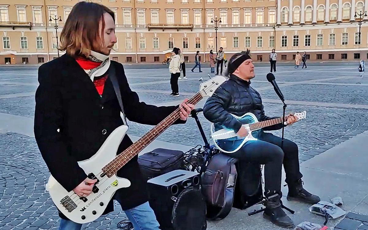 Свобода, музыка и честный заработок: история самого известного уличного музыканта Санкт-Петербурга