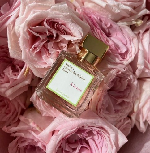 A La Rose - это аромат о розе и про розу. Припудренная чайная роза, обрамленная цитрусами, на легкой мускусной подложке. A la Rose - очень реалистичный аромат розы, да, здесь есть цитрусовый верх и легкий пудровый нюанс,  но все-таки аромат имеет две доминирующие ноты: Роза Центифолия (майская или столистная) и Дамасская роза.