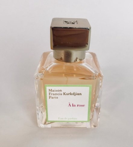 Это легкий аромат цветов шиповника и сладковатого флера роз. Фиалка добавляет глубины и многогранности звучанию. Очень красиво и реалистично! Свежесрезанные цветы в капельках утренней росы. Красивый нежный розовый букет в обрамлении цитрусов. Влажный и прохладный аромат. Фиалковая пудровость в базе. Она мягкая и одновременно свежая.  Мускус в творении Куркдижяна приятный, белый. О таком говорят "пахнет только что выстиранными белыми сорочками".
Если вы истинный фанат этого поистине великого цветка - очень рекомендую аромат к знакомству.
Верхние ноты: Калабрийский бергамот и калифорнийский апельсин;
Средние ноты: Болгарская роза, грасская роза, фиалка и магнолия;
Базовые ноты: Кедр и мускус.