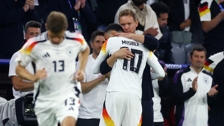    Игрок сборной Германии Джамал Мусиала с Юлианом Нагельсманном. Reuters