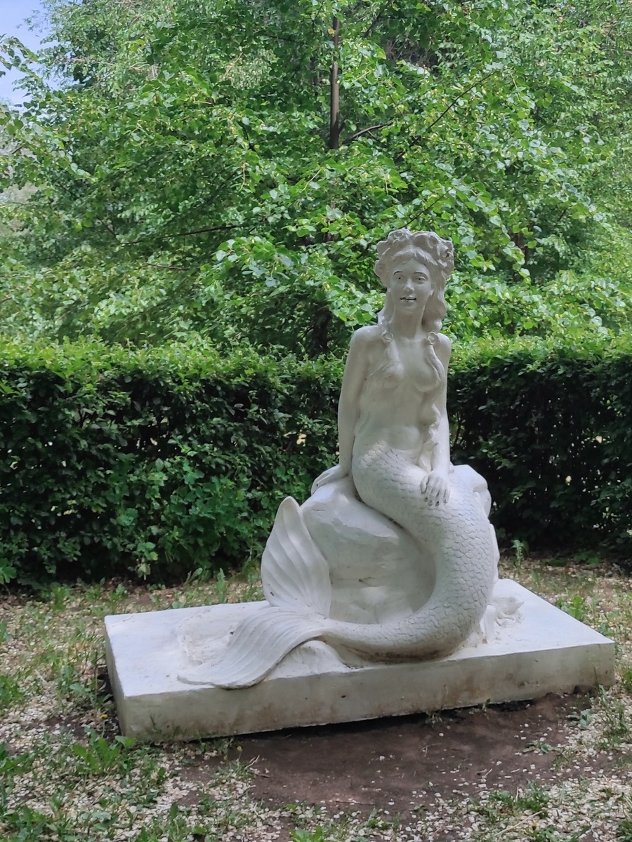 Фото автора – одна из последних русалок, которую встретила в городе Энгельсе, в парке около набережной вдоль Волги