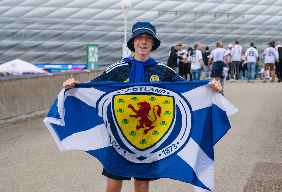   Хотя перед началом встречи казалось, что у крепких шотландцев есть шансы на успех. Тем более что в Мюнхен приехала целая армия болельщиков из этой страны / globallookpress.com / IMAGO / Silas Schueller / DeFodi Images