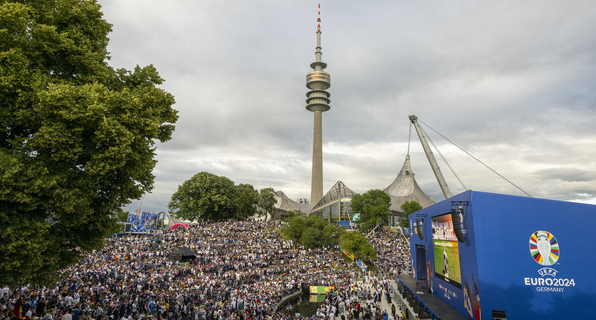    Полно фанатов было и на улицах города. Причём они начали съезжаться в Мюнхен ещё за несколько дней до встречи / globallookpress.com / Stefan Puchner / dpa