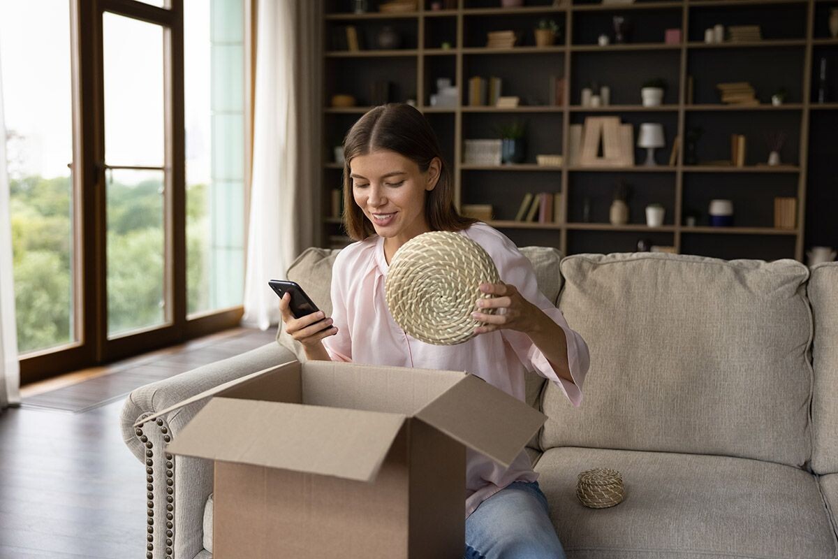 Любая посылка, даже из интернет-магазина, — как внеочередной подарок от Санта-Клауса. Источник: shutterstock.com📷
