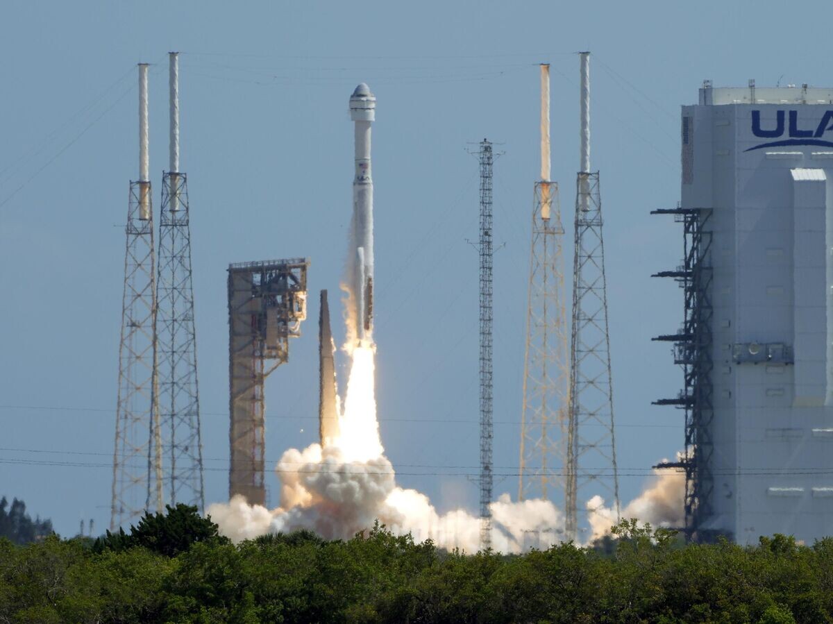    Ракета-носитель Atlas V стартует с кораблем Starliner компании Boeing во Флориде© AP Photo / John Raoux