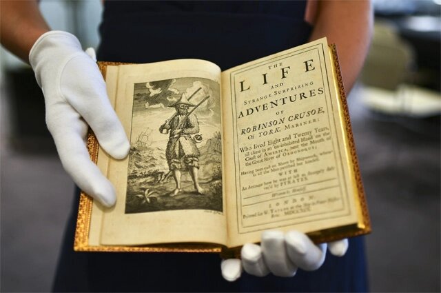    Оригинальное первое издание книги английского писателя Даниэля Дефо «Робинзон Крузо», впервые опубликованной в 1719 году. Фото:  www.globallookpress.com