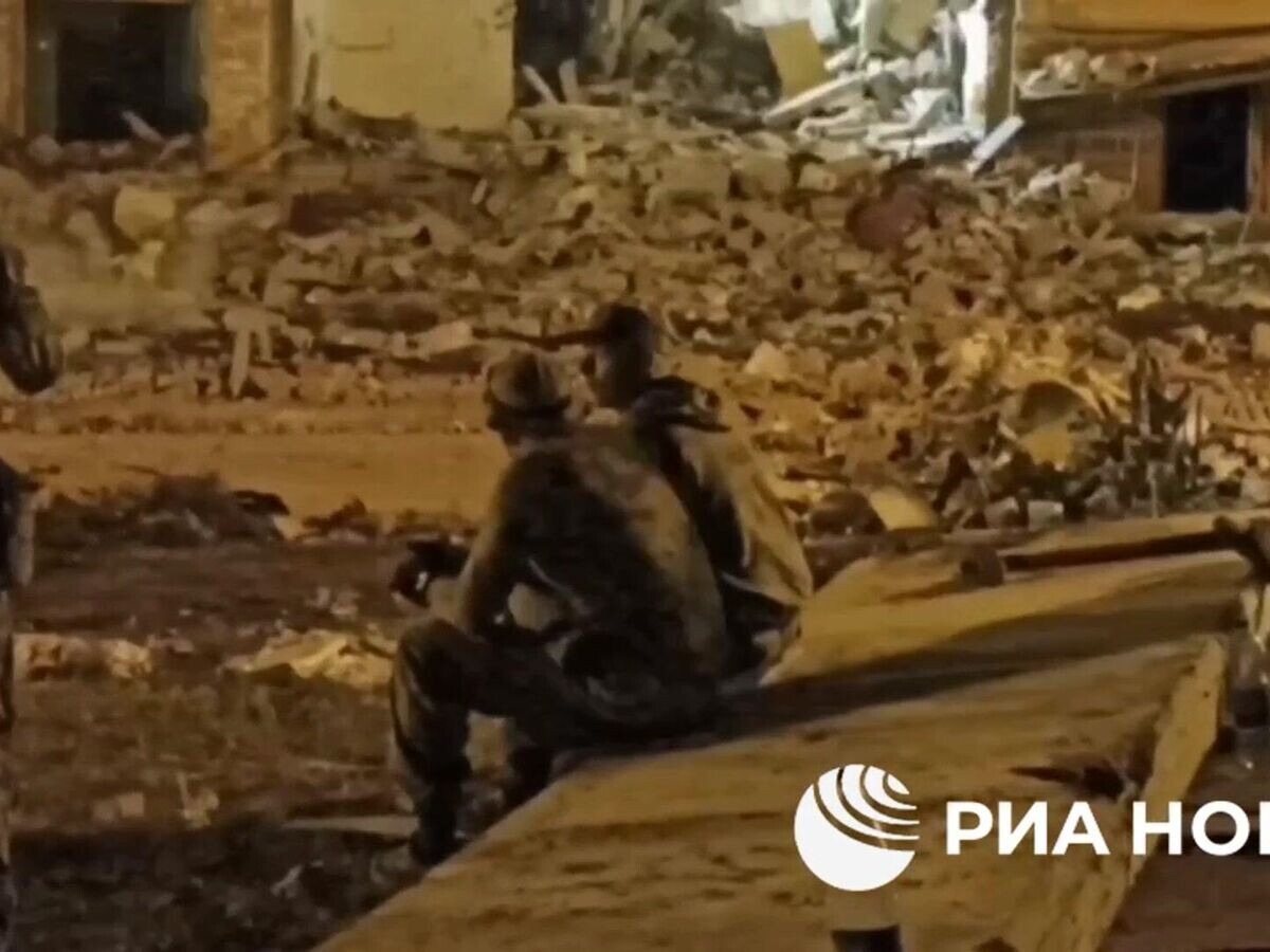    Спасатели продолжают разбор завалов разрушенного подъезда в Шебекино© РИА Новости