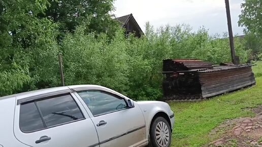 У нас снова гости приехали. Стряпаю в печи.