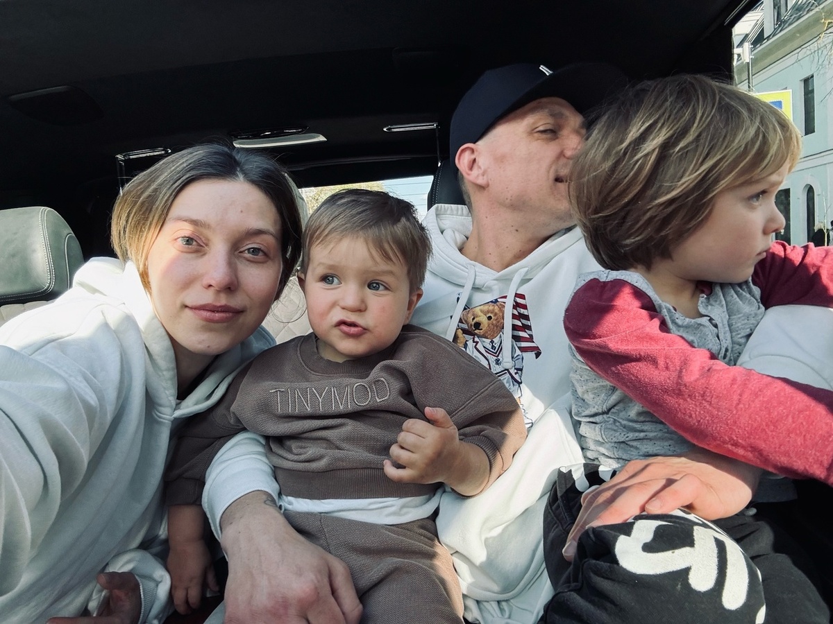     Регина Тодоренко и Влад Топалов с детьми Фото: соцсети