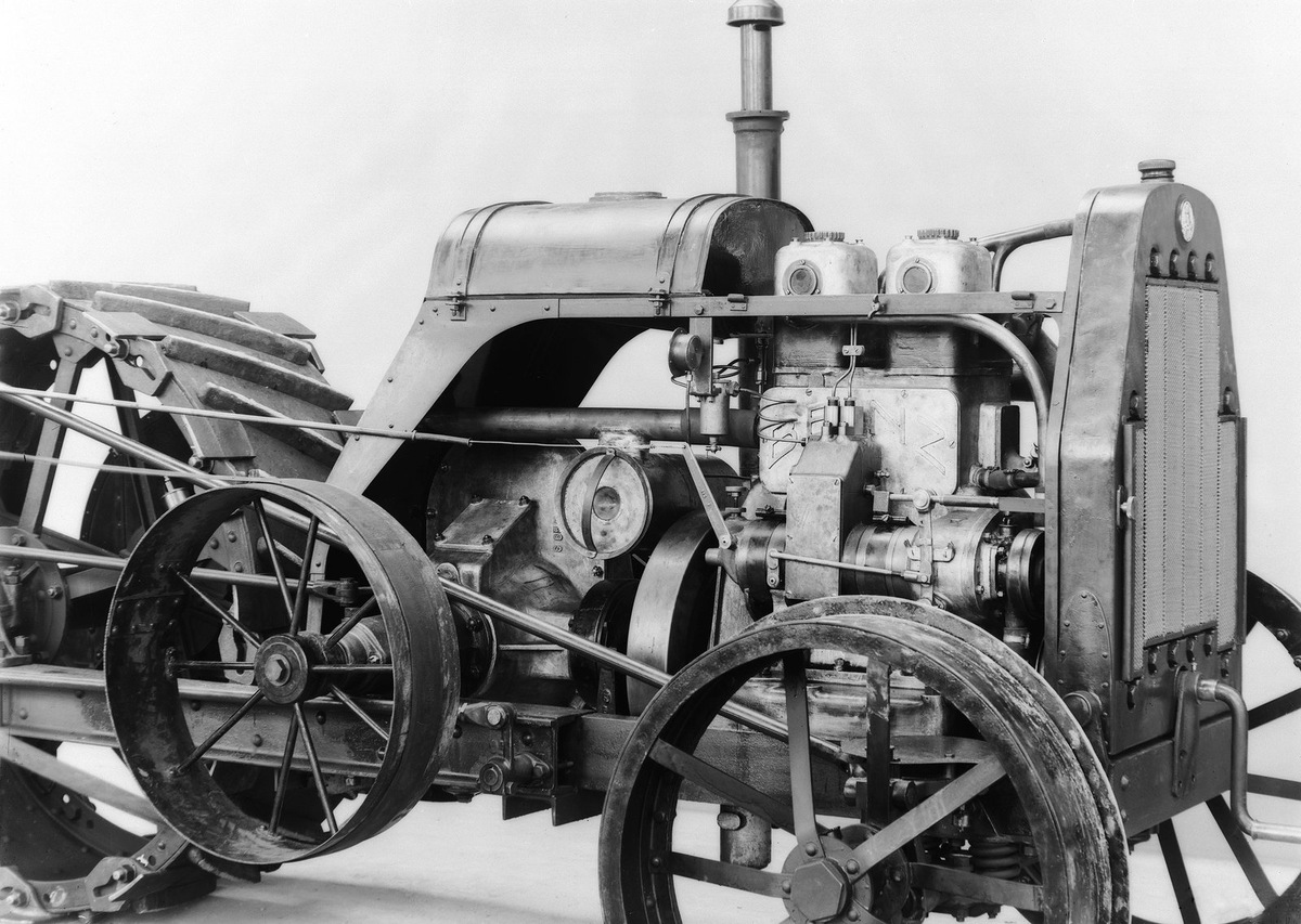 Двигатели первых автомобилей имели очень сложный алгоритм запуска.