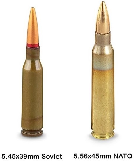 Патроны 5,45х39 мм (слева) и 5,56х45 мм (справа).