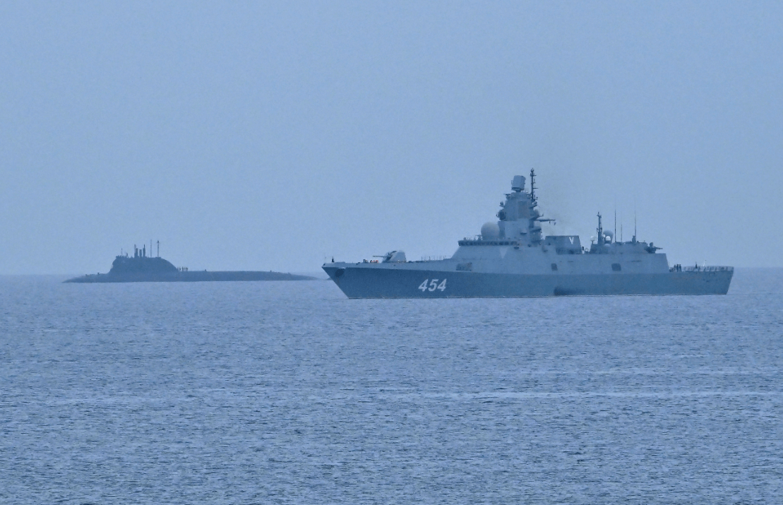 Российские корабли фрегат "Адмирал Горшков", проект 22350 и АПЛ "Казань", класса "Ясень-М" прошли в 25 милях от побережья США. В целом, ничего особенного не случилось, если бы американцы не начали делать из этого шоу. Кадры БиБиСи