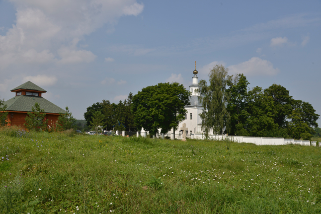 
Блаженная Матрона (Никонова Матрона Дмитриевна) родилась в 1881 году в бедной крестьянской семье. Перед рождением дочки мать увидела вещий сон – ей на руку села белая птица с человеческим лицом и закрытыми глазами. Девочка родилась слепой, ее глаза были плотно сомкнуты. Когда ребенка крестили, из купели вышел столб благоуханного дыма. Кроме того, с раннего детства на груди у маленькой Матроны образовалась выпуклость в форме креста. В 17 у девочки отнялись ноги и она больше не могла ходить.

С детства святая Матрона начала предсказывать различные события и исцелять тяжело больных людей. К дому Никоновых в Себино нескончаемым потоком шли люди за помощью и исцелением.

Однажды к дому Матронушки 4 километра полз парализованный мужчина – в дом к ней вполз, а обратно на своих ногах вышел.

В 1925 году блаженная Матрона перебралась в Москву и прожила в ней до конца своих дней.

Уже будучи очень тяжело больной, она продолжала принимать посетителей.

2 мая 1952 года завершился земной путь Матроны. Перед своей кончиной она сказала: «Все, все приходите ко мне, рассказывайте, как живой, о своих скорбях, я буду вас видеть, и слышать, и помогать вам».

2 мая 1999 года блаженная старица Матрона была прославлена как местночтимая святая Матрона Московская.

В октябре 2004 года на Архиерейском Соборе Русской Православной Церкви блаженная Матрона Московская была причислена к лику общецерковных святых.
