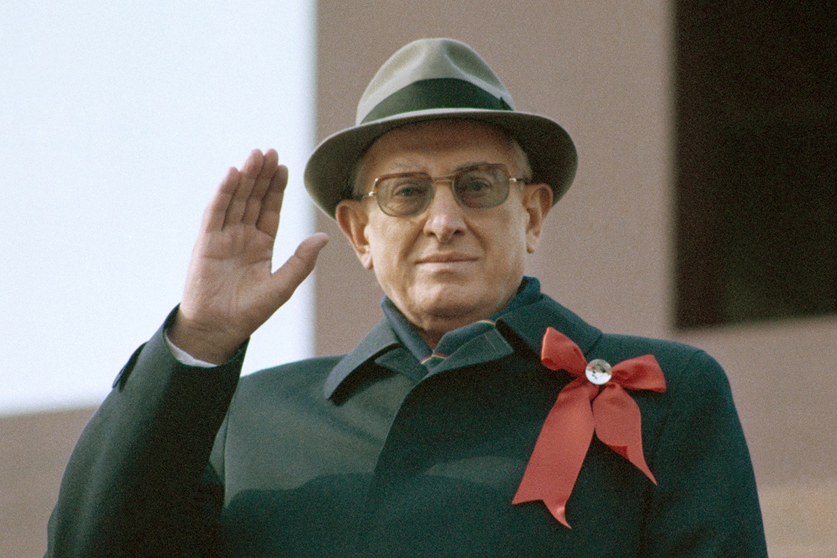    Генсек ЦК КПСС Юрий Владимирович Андропов на трибуне мавзолея 1 мая 1983 года. / ТАСС/Эдуард Песов