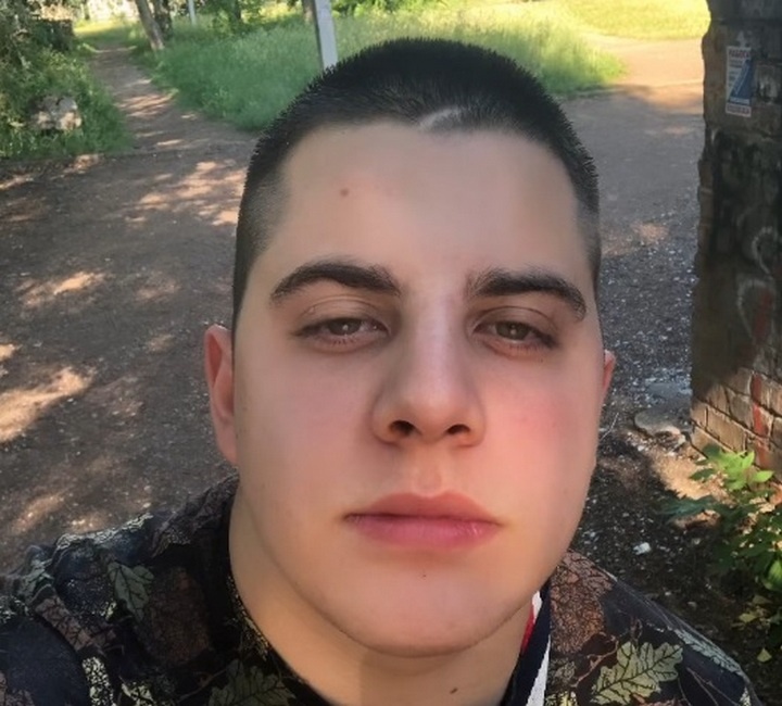 Парень увидел видео и побежал искать избившего стариков мужчину