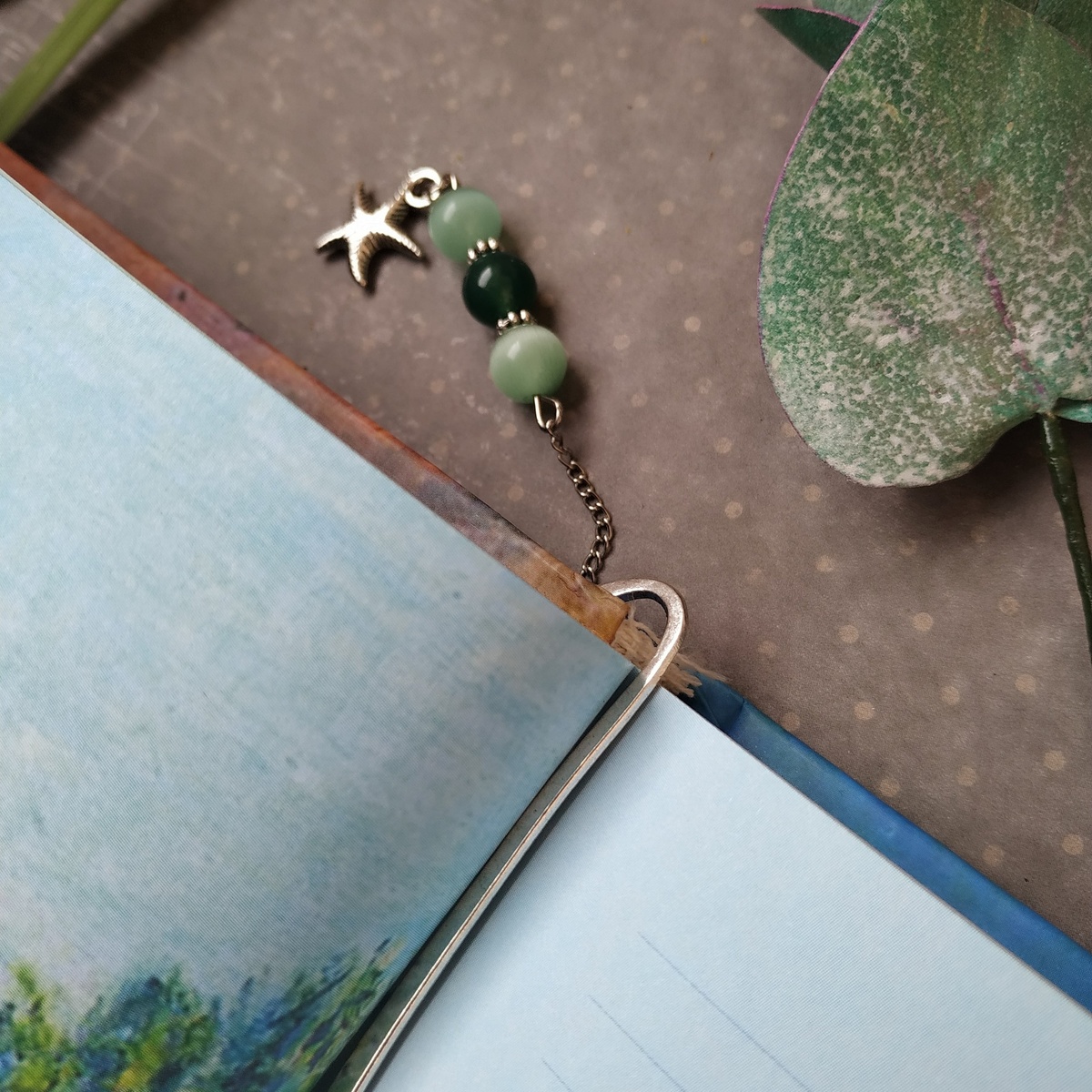 Сделаны из стеклянных причудливых бусин и металлической основы